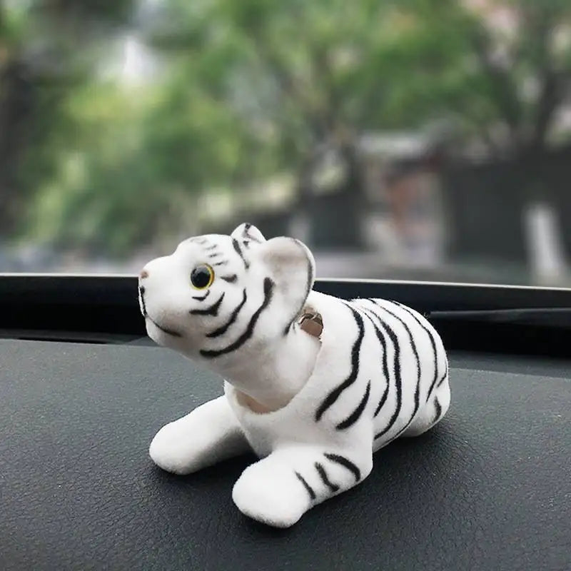 Фигурка на куче с клатеща глава от смола за табло на автомобил и бюро